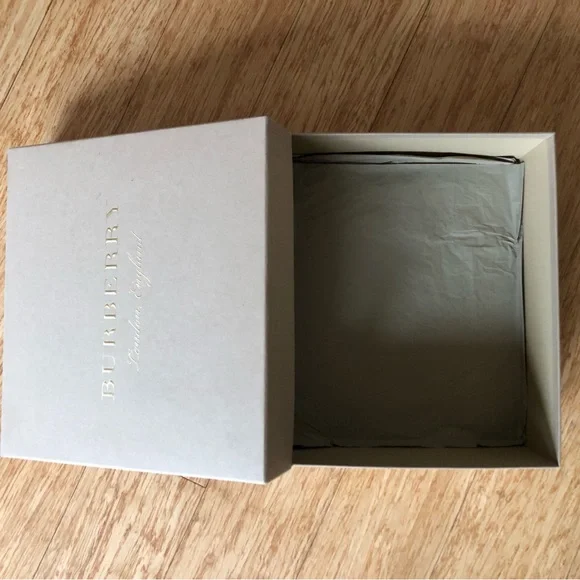 Burberry Box - Picture 2 of 3
